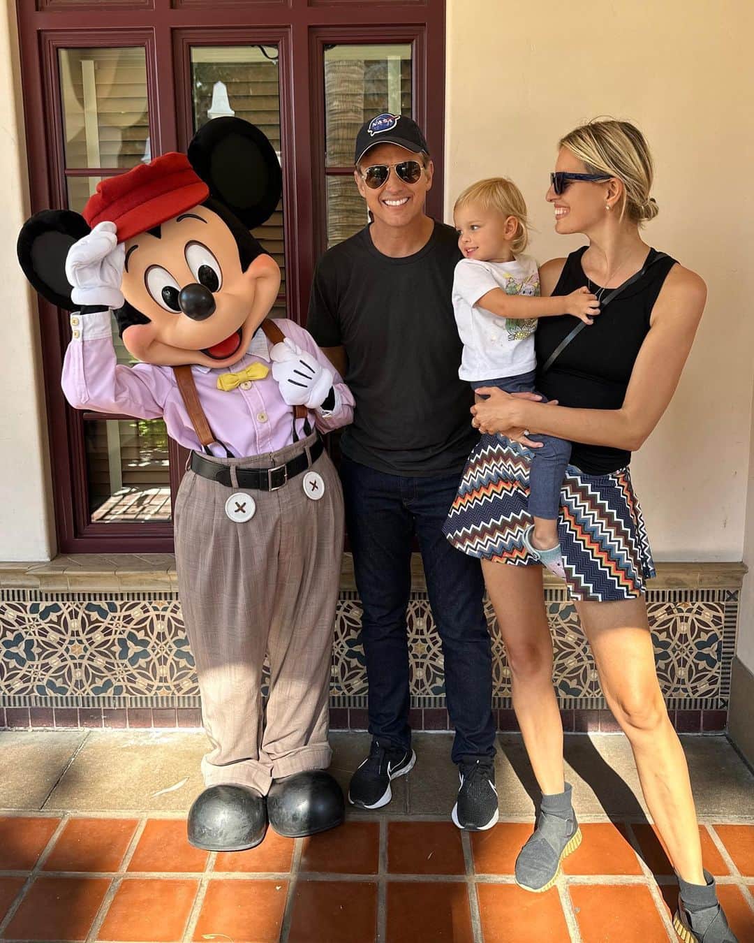 カロリナ・クルコヴァのインスタグラム：「Yesterday, we visited the happiest place on earth, Disneyland!! 🫶🏻✨Such a fun and beautiful CA day making memories with friends. Guess how many steps//miles we walked and which ride was my favorite:)??   #momlife #familyvacation #disneyland」