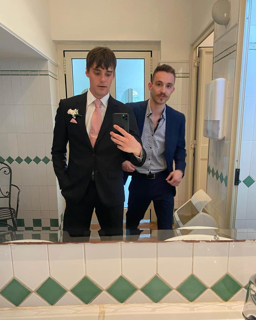 ミッチェル・ホープのインスタグラム：「Congratulations Ness & Matt!!! Yesterday was one of the best days I’ve ever had, and I was so honoured to have been standing up there beside you  PS thanks for giving us all an excuse to go to Italy」