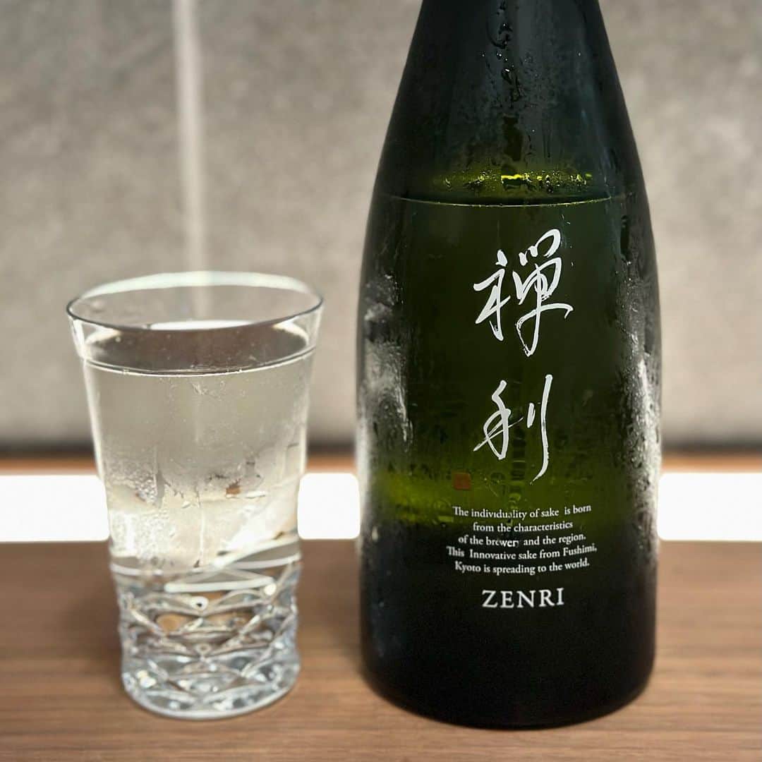 山岸久朗さんのインスタグラム写真 - (山岸久朗Instagram)「よく「お酒は何が一番好きですか？」と聞かれる。こんな難問ないぞ〜。その国の料理に合わせたその国の酒がそれぞれ美味いから。  でも最近は特に日本酒に魅せられている。日本酒こそが万能やと思う。  京都の350年続く蔵元が、ネット限定販売するという新酒をGET！ペアリングで飲んでも食事を邪魔せず引き立てる味。まさに食中酒。でも単体で飲んでも美味いというのが凄い。  限定販売の抽選が明日までだそうです💦欲しい人は急いで‼️（ストーリーにURL貼り付けときます） @zenri_jp   愛する野口太郎や富小路やま岸でも仕入れたらしいので、買えなかった人はそちらでも飲めます♡  #禅利 #makuake  #クラファン #京都から世界へ  #酒 #日本酒 #京都の #京都の酒 #京都の日本酒 #日本酒女子  #日本酒好きな人と繋がりたい  #zenri #zenri2023 #sake #nihonshu」6月25日 6時45分 - yamaben