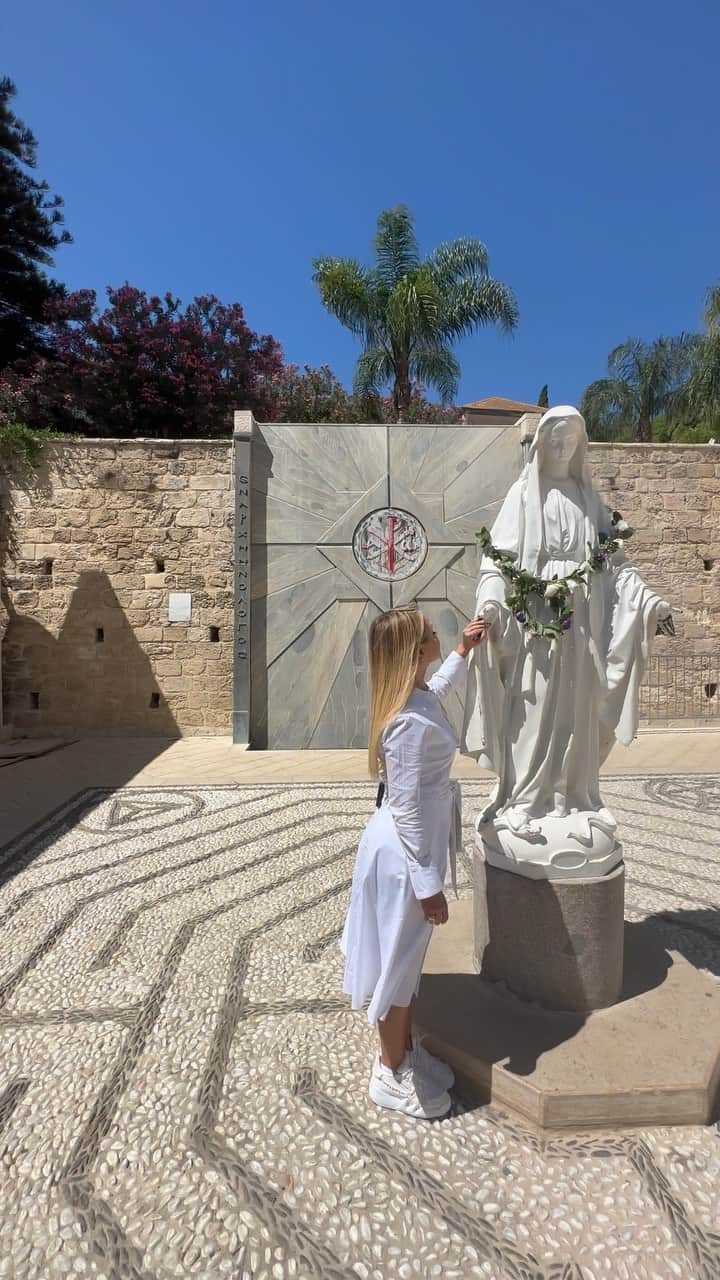 Eliana Michaelichin Bezerraのインスタグラム：「Estar no local onde Virgem Maria recebeu a anunciação de que estaria gravida de Jesus foi lindo. Sou devota de Nossa Senhora e hoje pude agradecer mais uma vez a graça alcançada com o nascimento da Manuela. Sou grata por estar aqui, grata por tudo. Obrigada mãezinha. #mariapassanafrente #elianaemisrael」