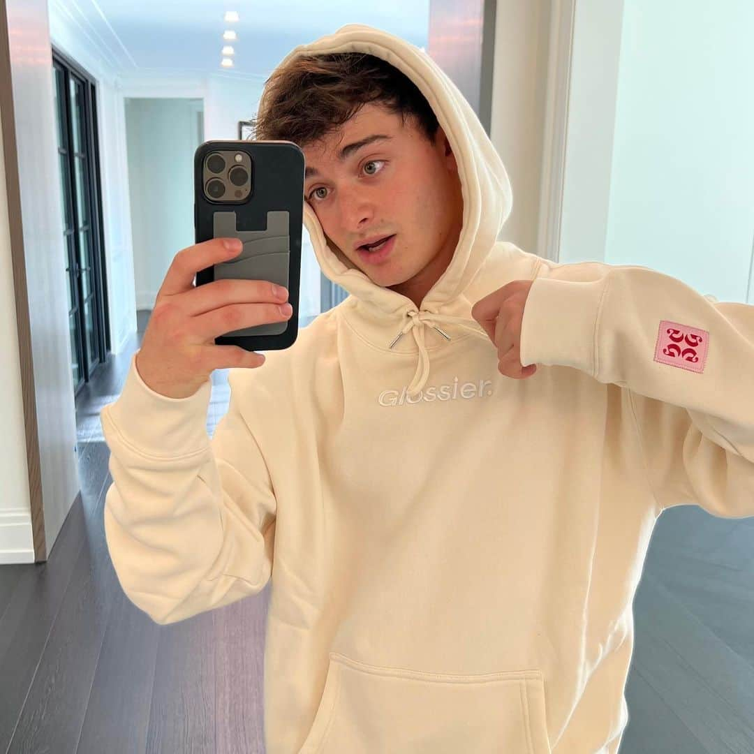 ノア・シュナップのインスタグラム：「Wait, this new @glossier hoodie is sick🔥 #glossierpartner」