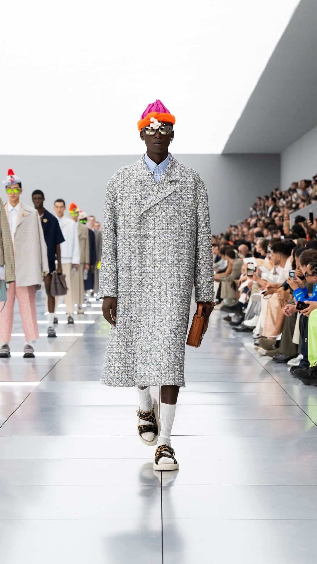 のインスタグラム：「Illuminating the stark white show space, colorful knit hats were created for #DiorSummer24 by @MrKimJones in a collaboration between @StephenJonesMillinery and the artist @CecileFeilchenfeldt. With an aesthetic blending new wave beanies with the Phrygian form, the traditional cockade is replaced by specially made ronghua velvet flowers, a centuries-old savoir-faire originating in Tang dynasty China.」