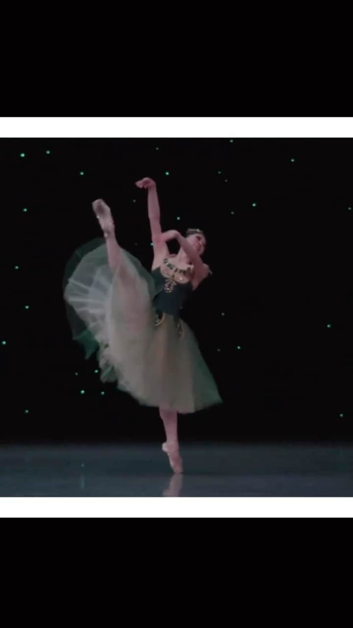 のインスタグラム：「George Balanchine’s Emerald 💚   バランシンのエメラルドより  #jewels #emerald #balanchine #memory #ballet #ballerina #ballerinalife #バレエ　#バレリーナ　#エメラルド」