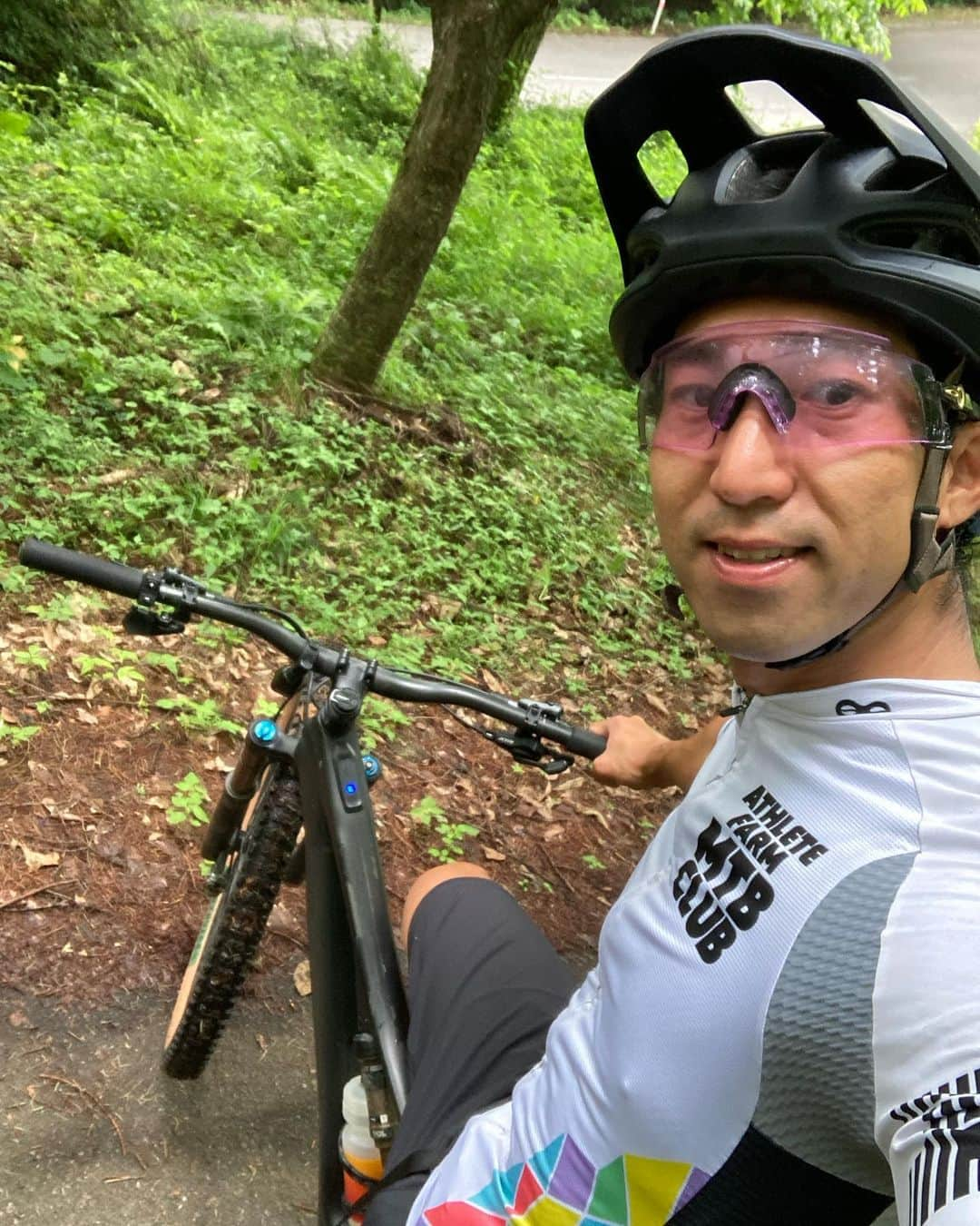 山本幸平のインスタグラム：「E-MTB LevoSLCruising rides during the sunny days of the rainy season @yamamotoathletefarm @specialized_japan #levosl」