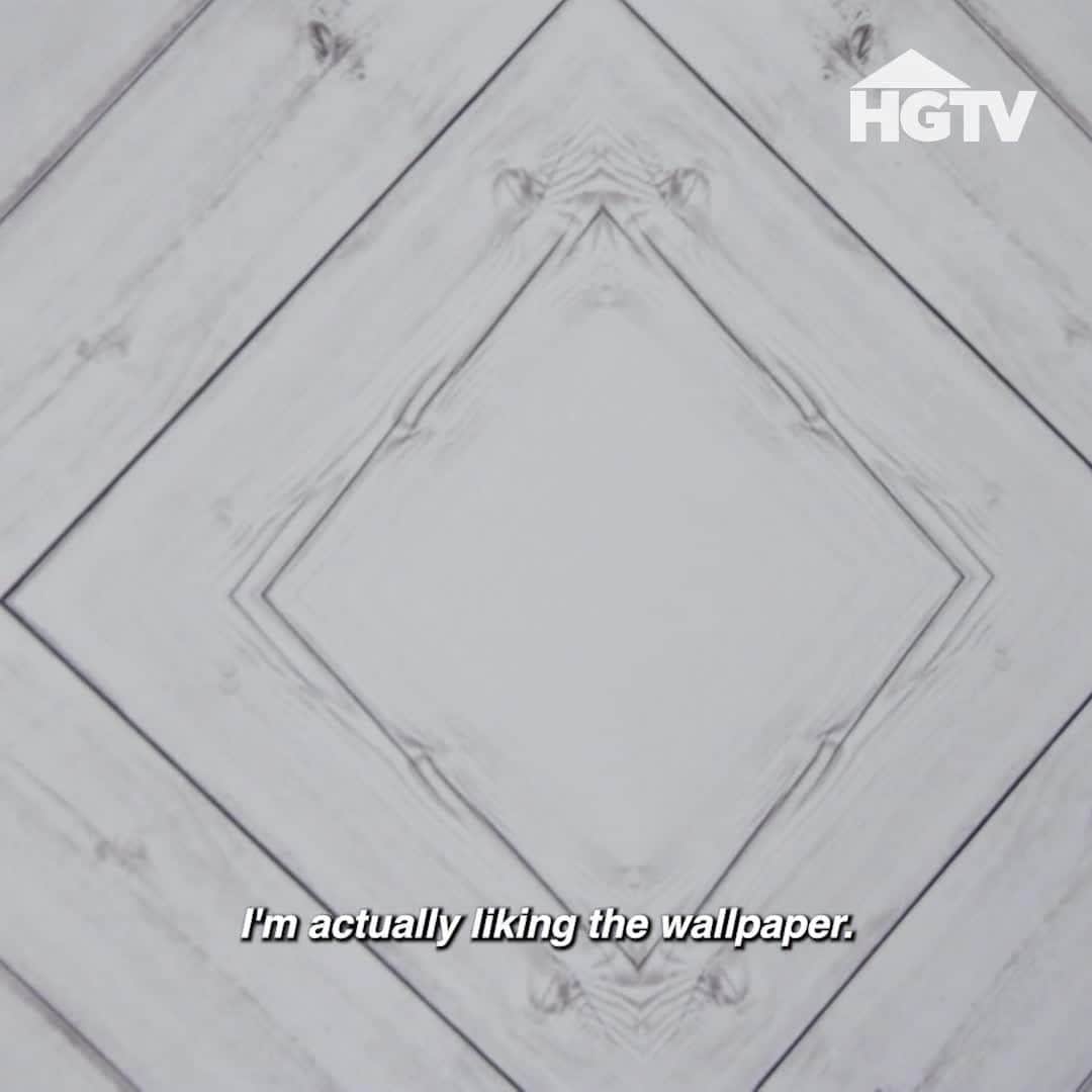 HGTVのインスタグラム：「The right (or wrong) wallpaper can make (or break) a business relationship. 🤣  #VacationHouseRules is #OnHGTV...tonight at 9|8c with @debra_salmoni & @scott_mcgillivray」