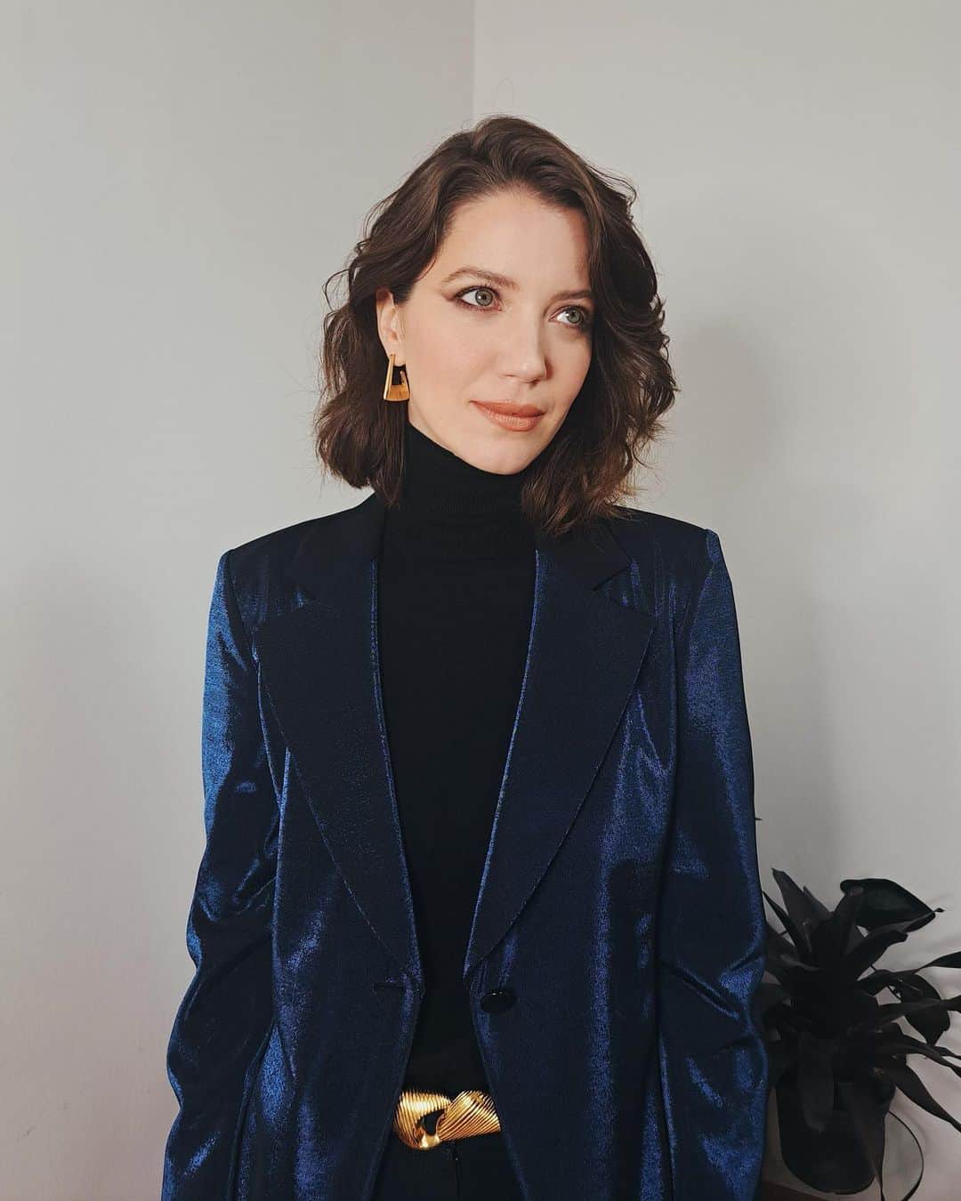 ナタリア・ディルのインスタグラム：「A noite hoje é de Altas Horas na Globo 🎶☺️  styling @julianoezuel @ovni_saopaulo  beleza @leilaturgante  @shop_nour_  @schutzoficial  #altashoras」