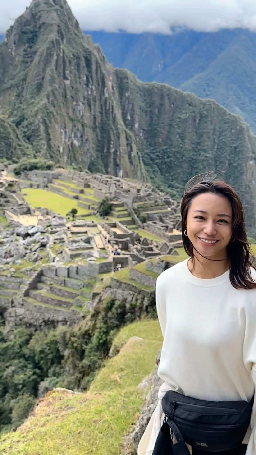 高橋メアリージュンのインスタグラム：「Machu Picchu(World heritage) in Cusco,Peru🇵🇪  憧れの世界遺産　400年人から見つからず眠り続けていた天空都市 #マチュピチュ　へ！ ロマンチックでパワフルだった… まさかこんなに近い未来に来れるとは思っていなかった！ 感激…！人生っておもしろい！  ・ペルーのリマからクスコへ✈️(標高3400m)  ・クスコから事前に予約したPeru rail(inka rail)で3時間半でマチュピチュ駅へ。(行きは一杯の飲み物とおやつが配られる。お茶にしておくとティーパックなのでお湯足して下さいでニ煎目いけたのでお茶がオススメ。  ・バス(事前予約)に乗って25分ほど山を登る。  ・マチュピチュの入り口に着いて、そこで入場料を払って入る。お手洗いはそこにあってお手洗いもお金かかる。ペルーのソルを多少持っておいた方が○ トイレットペーパーが無い事もあるのでティッシュ持参オススメ。  ・急な山を軽くハイキングする感じになるので動きやすい服装と靴が○  ・クスコのホテルから送ってくれるパッケージツアーもあるけど結構高くて、自分で事前にPeru railやバスチケット予約できたり、現地でゆっくり自分のペースで見たい人や瞑想したい人は自分で行っちゃった方がコストもかなりおさえられるし○ でも特にマチュピチュの歴史などが書かれた看板などないのでガイドさんいると色々知ることができる。  ある観光客はマチュピチュの観光用の音声を携帯にダウンロードして聴いていたので、それ良いアイディアだなと思いました✨あとは事前に映像や本見とくとより楽しめると思いました^ ^  ・私はマチュピチュで一泊しましたが、帰りのクスコ行きのPeru railの時間のタイミングがなかなか難しかったり、途中の駅までしかいかないという事もあるので、日帰りの方がやりやすいかも。  ※パスポート必要  #machupicchu #マチュピチュ #worldheritage #世界遺産 #southamericatrip #南米旅行 #perutrip #ペルー旅行 #lovetravelingtheworld」