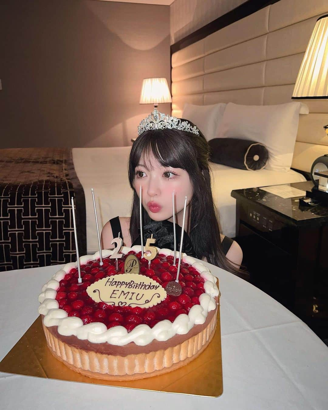 中山恵美生さんのインスタグラム写真 - (中山恵美生Instagram)「Happy Birthday to Me 🪄◝✩  25歳になりました♡  お誕生日はこのワンピを着ると決めていたんだあ👸🏻✨   そして久々の暗髪にした🖤どう？？  25歳の抱負は、 色々あるのだけど一言でまとめると “最強のディレクターになる！”です。 頑張るので見ててください。  皆様これからもどうぞ 宜しくお願い致します。♡  大好き🖤」6月24日 22時35分 - emiu0624