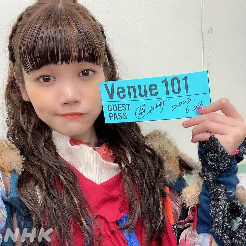 のインスタグラム：「「Venue101」 このあと22時55分から 🎟️#Venue101 Presents ❤️🖤 ＃BiSH Bye-ByeリクエストShow🖤❤️  👋BiSH👋①  ゲストパスに サインをいただきました🎫🖊」