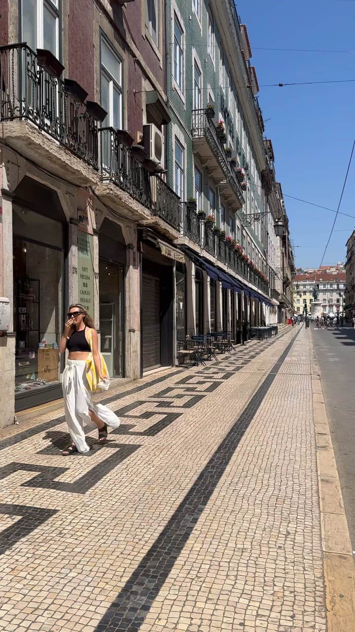ニオミ・スマートのインスタグラム：「On a strict diet of pastel de nata. When in Lisbon 💃🇵🇹」