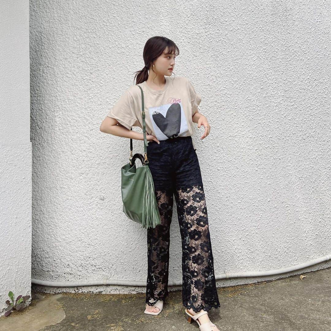 金光みり愛のインスタグラム：「一つ前の投稿の全身❤︎ Privèveのレースパンツでフェミニンに🌸  このTシャツ本当お気に入りだなぁ💐  オンライン販売は火曜からです🫶🏻 @priveve_priveve」