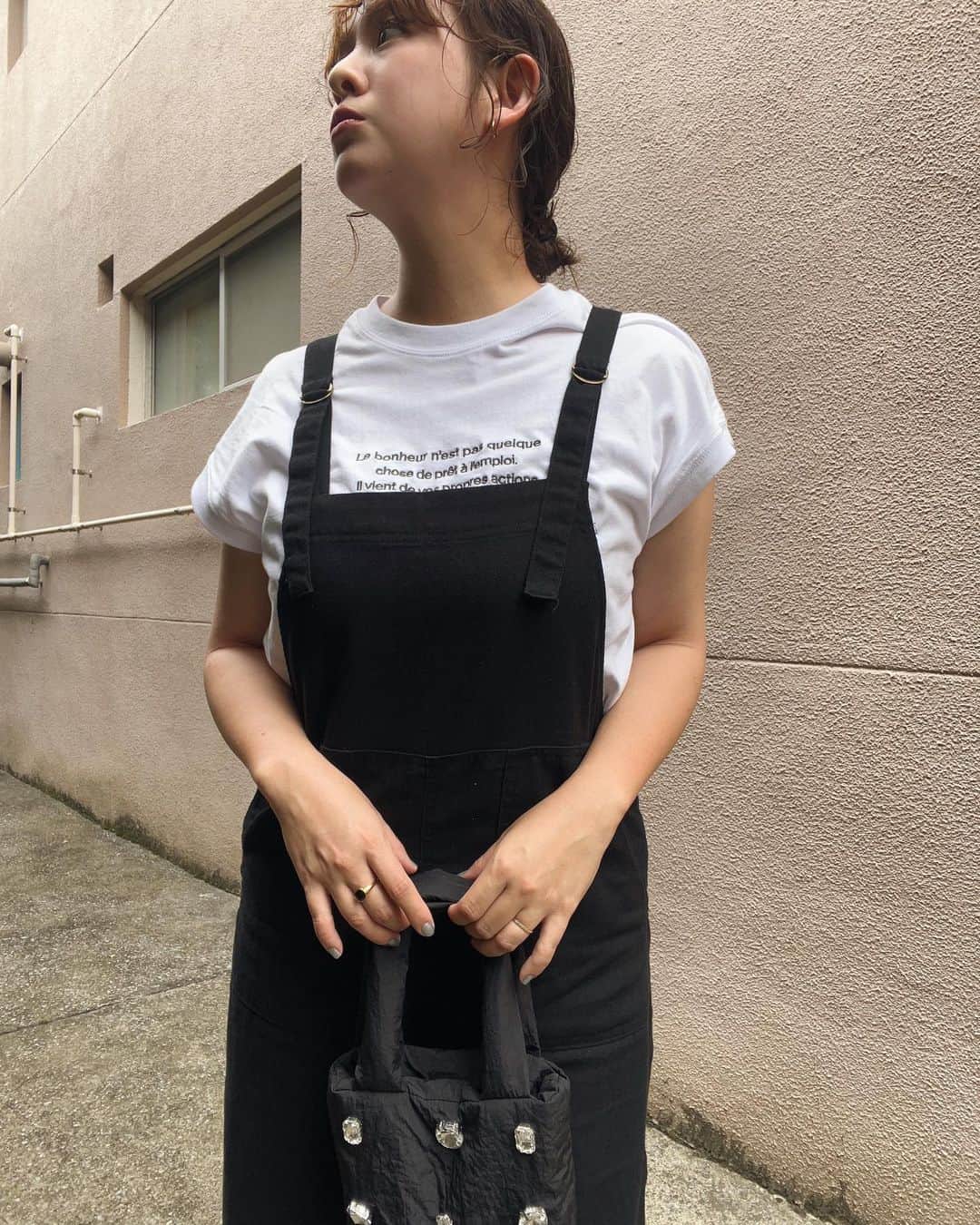菅谷梨沙子さんのインスタグラム写真 - (菅谷梨沙子Instagram)「載せていなかったいつかの服。 確か、みんなで近所のご飯屋さんへ行った時のだったと思う…💭  Tシャツとサロペットは @andme_official の。 どっちも最近よく着回しているアイテム！ サロペットはリネンだからさらっとしてて涼しいんだよね〜🍃  靴はちょっと前にGUで買ったもので、バッグはzozoでポチッとしたのだけどブランドがわからず…🥲  また載せます〜！  #andme #アンドミー #アンドミーコーデ #アンドミースタイル #zozo #zozotown #zozo購入品 #zozotown購入品 #プチプラ #夏コーデ」6月24日 22時48分 - risako_sugaya