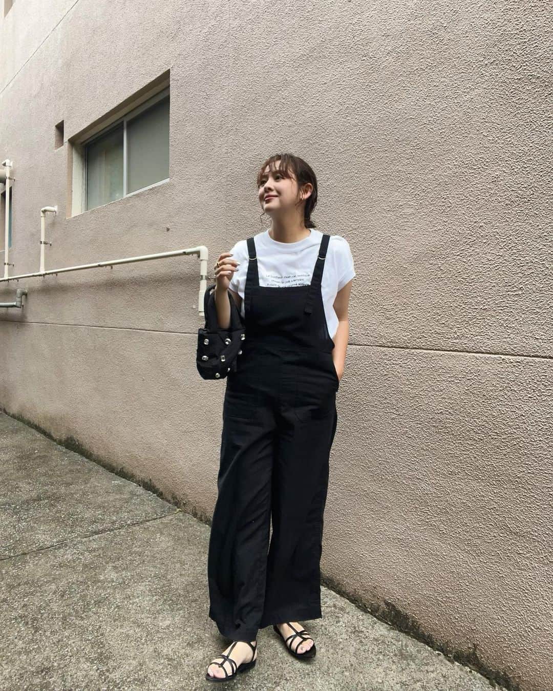 菅谷梨沙子さんのインスタグラム写真 - (菅谷梨沙子Instagram)「載せていなかったいつかの服。 確か、みんなで近所のご飯屋さんへ行った時のだったと思う…💭  Tシャツとサロペットは @andme_official の。 どっちも最近よく着回しているアイテム！ サロペットはリネンだからさらっとしてて涼しいんだよね〜🍃  靴はちょっと前にGUで買ったもので、バッグはzozoでポチッとしたのだけどブランドがわからず…🥲  また載せます〜！  #andme #アンドミー #アンドミーコーデ #アンドミースタイル #zozo #zozotown #zozo購入品 #zozotown購入品 #プチプラ #夏コーデ」6月24日 22時48分 - risako_sugaya