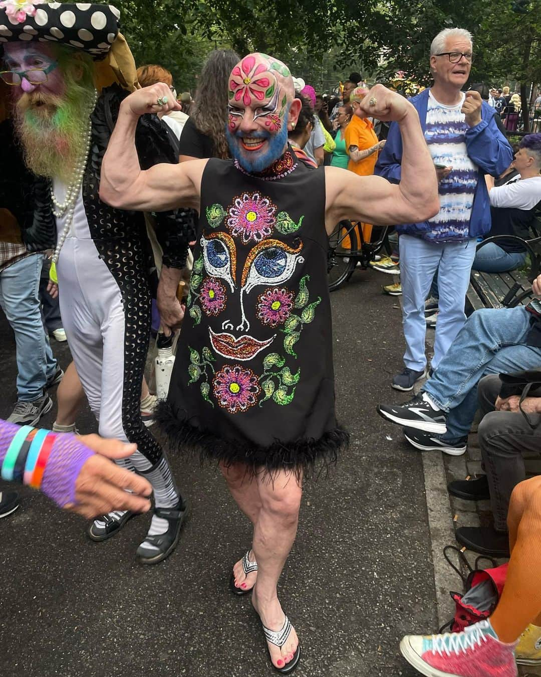 シンディ・ローパーのインスタグラム：「I want to wish everyone a Happy Pride and sending a message of solidarity with the Drag Queens, from a big old drag queen herself!  #DragMarch #dragqueens #dragisnotacrime   Thanks @snappyseid for sending these great pix! 📸」