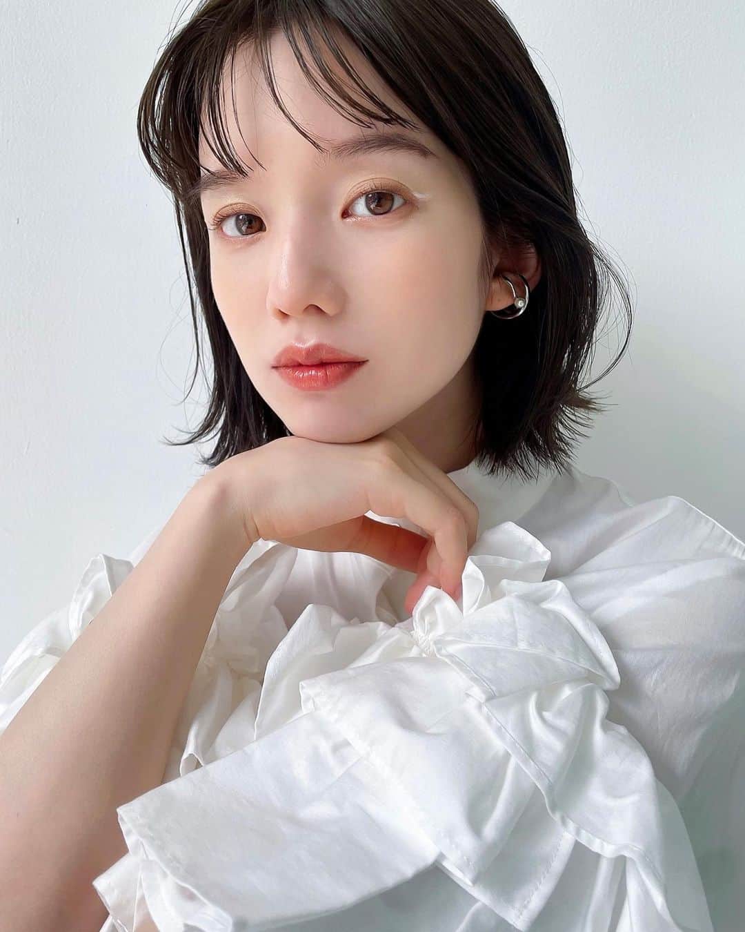 谷口翠彩のインスタグラム：「☽ ꨄ ✳︎ 𝑖𝑛𝑛𝑜𝑐𝑒𝑛𝑡 ✳︎ ꨄ♥ ☽  きらめく夏の光に手を伸ばすように。 本能のままに彩って。  @snidelbeauty  フェイススタイリスト02  @hironaka_ayaka   Makeup always snuggles up to my heart 🫶🏻 and give me a little confidence 💎  𝐂𝐡𝐚𝐧𝐠𝐞𝐬 𝐰𝐢𝐭𝐡 𝐡𝐚𝐢𝐫, 𝐦𝐚𝐤𝐞𝐮𝐩 𝐚𝐧𝐝 𝐟𝐚𝐬𝐡𝐢𝐨𝐧 .  毎日天気が変わるように  毎日ヘアもメイクも変わる🩰  . . .  .  #みどめいく#みどへあめいく #オレンジメイク#透明感メイク#弘中綾香 #あざとくて何が悪いの#弘中アナ#snidel#snidelbeauty#スナイデルビューティー」