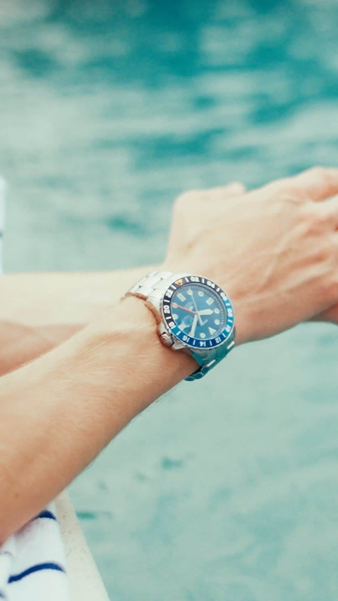 のインスタグラム：「Plunge into color this summer with Fossil Blue GMT 🤿 #SunniestSideUp」