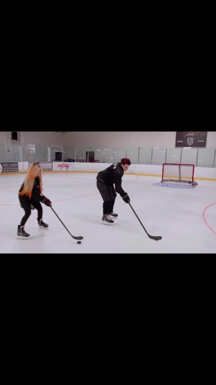 アヴリル・ラヴィーンのインスタグラム：「You can take the girl out of Canada, but you can’t take Canada out of the girl 🇨🇦🏒🥅 Teaching @yungblud how to play hockey on Carpool Karaoke. Check it out on @appletv!」