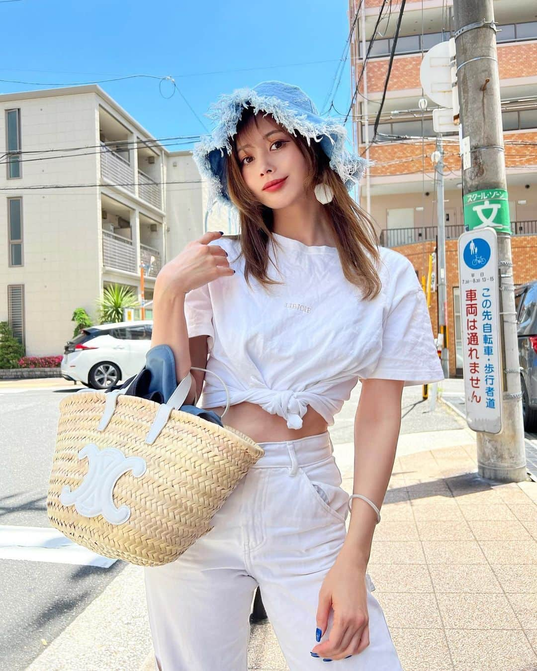 得あゆさんのインスタグラム写真 - (得あゆInstagram)「地元での休日カジュアルコーデ🤍  T-shirt : @libjoie  pants: @hm bag : @celine  位置情報に特に意味はないです、 テキトーに探してみてます。笑 ・ ・ ・ ・ ・ ・ ・ ・ ・ ・ ・ ・ ・ ・ ・ ・ ・ ・ ・ ・ ・ ・ ・ ・ ・ ・ #celine#celinebag#大人カジュアル#大人カジュアルコーデ#カゴバッグ#デニムコーデ#デニムパンツ#tシャツコーデ#tシャツ#tシャツ女子#近所#大阪ママ#関西ママ#ホワイトコーデ#白コーデ#カジュアルコーデ#tshirt#libjoie#ママライフ#ママコーデ#ママファッション#ママモデル#ウエスト#お腹痩せ#腹筋#腹筋トレーニング#インスタ映え#プチプラファッション#日焼け止め#日焼けケア」6月24日 23時01分 - tokuayu819