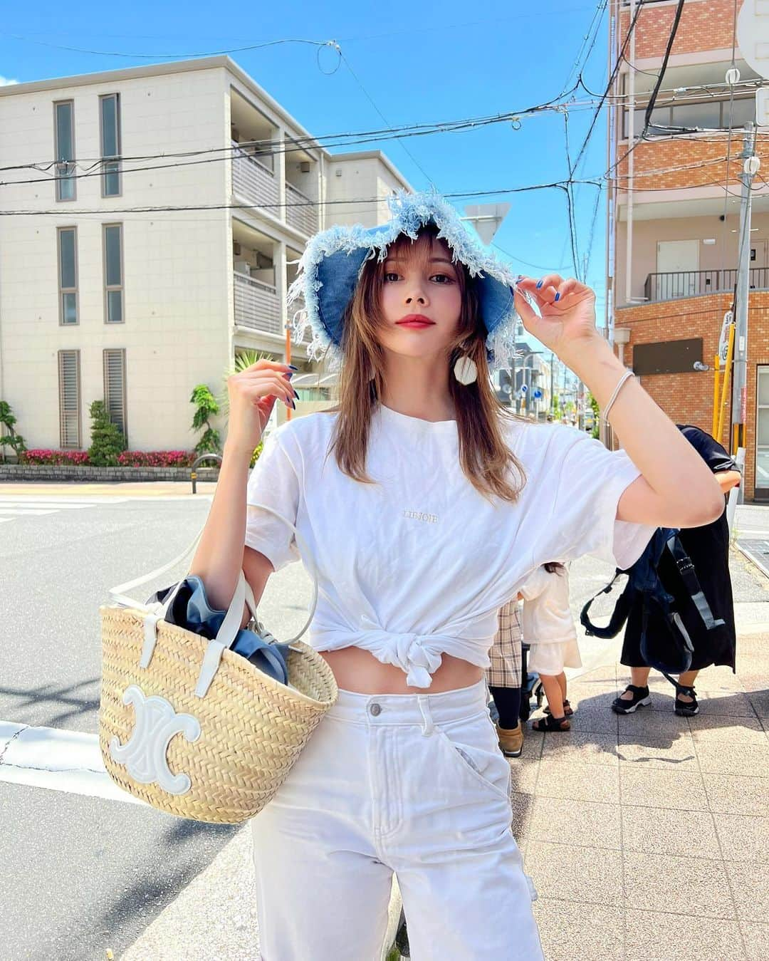 得あゆさんのインスタグラム写真 - (得あゆInstagram)「地元での休日カジュアルコーデ🤍  T-shirt : @libjoie  pants: @hm bag : @celine  位置情報に特に意味はないです、 テキトーに探してみてます。笑 ・ ・ ・ ・ ・ ・ ・ ・ ・ ・ ・ ・ ・ ・ ・ ・ ・ ・ ・ ・ ・ ・ ・ ・ ・ ・ #celine#celinebag#大人カジュアル#大人カジュアルコーデ#カゴバッグ#デニムコーデ#デニムパンツ#tシャツコーデ#tシャツ#tシャツ女子#近所#大阪ママ#関西ママ#ホワイトコーデ#白コーデ#カジュアルコーデ#tshirt#libjoie#ママライフ#ママコーデ#ママファッション#ママモデル#ウエスト#お腹痩せ#腹筋#腹筋トレーニング#インスタ映え#プチプラファッション#日焼け止め#日焼けケア」6月24日 23時01分 - tokuayu819