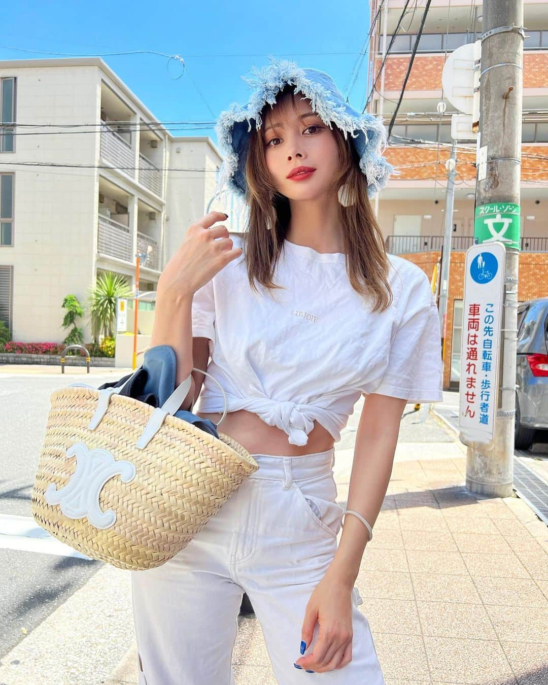 得あゆさんのインスタグラム写真 - (得あゆInstagram)「地元での休日カジュアルコーデ🤍  T-shirt : @libjoie  pants: @hm bag : @celine  位置情報に特に意味はないです、 テキトーに探してみてます。笑 ・ ・ ・ ・ ・ ・ ・ ・ ・ ・ ・ ・ ・ ・ ・ ・ ・ ・ ・ ・ ・ ・ ・ ・ ・ ・ #celine#celinebag#大人カジュアル#大人カジュアルコーデ#カゴバッグ#デニムコーデ#デニムパンツ#tシャツコーデ#tシャツ#tシャツ女子#近所#大阪ママ#関西ママ#ホワイトコーデ#白コーデ#カジュアルコーデ#tshirt#libjoie#ママライフ#ママコーデ#ママファッション#ママモデル#ウエスト#お腹痩せ#腹筋#腹筋トレーニング#インスタ映え#プチプラファッション#日焼け止め#日焼けケア」6月24日 23時01分 - tokuayu819