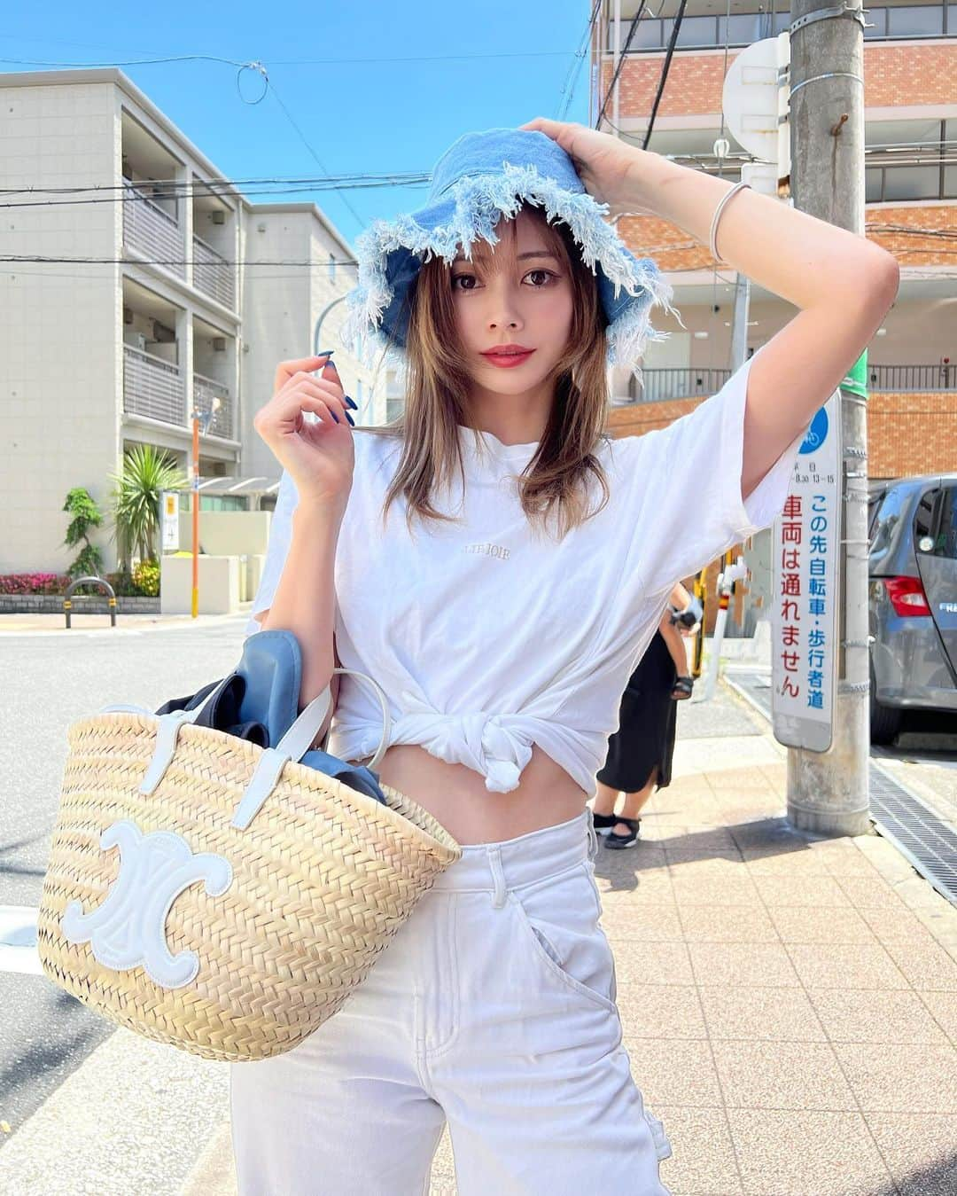 得あゆのインスタグラム：「地元での休日カジュアルコーデ🤍  T-shirt : @libjoie  pants: @hm bag : @celine  位置情報に特に意味はないです、 テキトーに探してみてます。笑 ・ ・ ・ ・ ・ ・ ・ ・ ・ ・ ・ ・ ・ ・ ・ ・ ・ ・ ・ ・ ・ ・ ・ ・ ・ ・ #celine#celinebag#大人カジュアル#大人カジュアルコーデ#カゴバッグ#デニムコーデ#デニムパンツ#tシャツコーデ#tシャツ#tシャツ女子#近所#大阪ママ#関西ママ#ホワイトコーデ#白コーデ#カジュアルコーデ#tshirt#libjoie#ママライフ#ママコーデ#ママファッション#ママモデル#ウエスト#お腹痩せ#腹筋#腹筋トレーニング#インスタ映え#プチプラファッション#日焼け止め#日焼けケア」