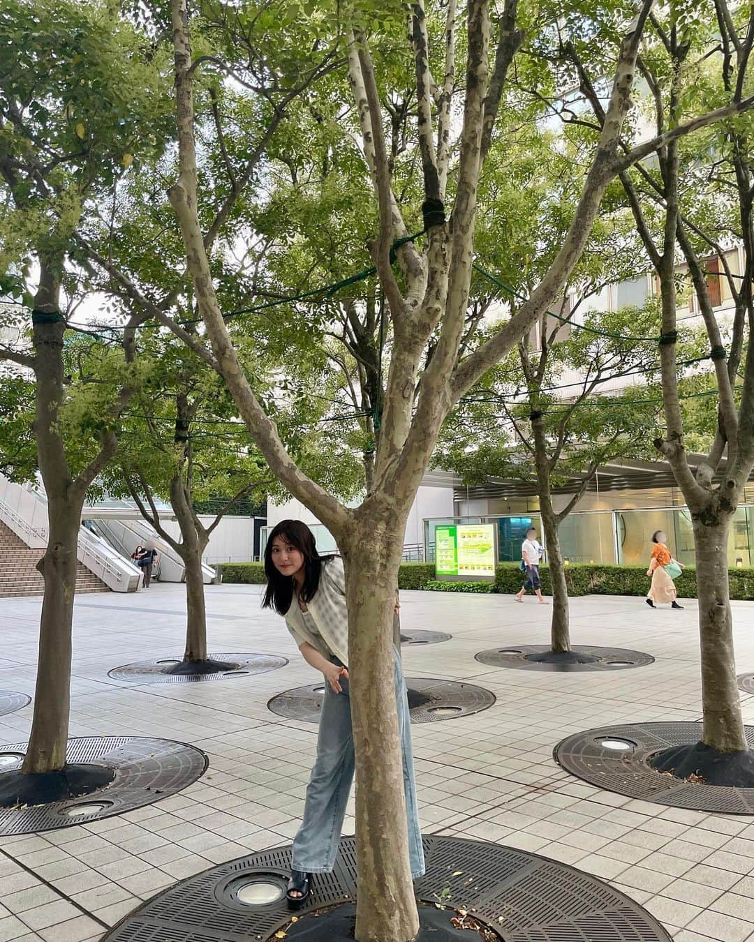 寺島季咲のインスタグラム：「木があるとこのポーズしたくなります🌳  小さい頃木登り大好きでした☺︎」