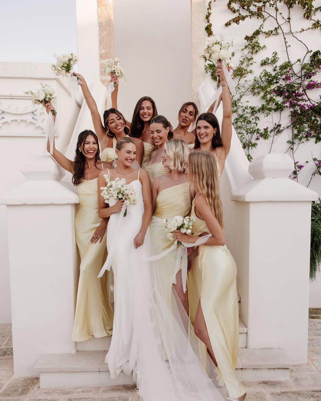 サンヌ・ヴロートのインスタグラム：「my beautiful bridesmaids - I love them so much! 🍋🥺   Dresses: @shonajoy」
