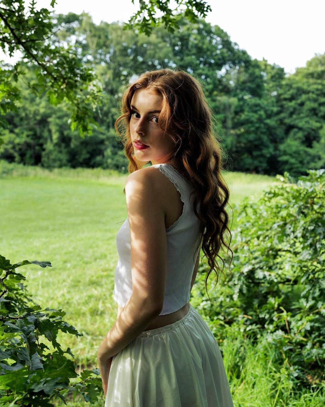 Amelia Gethingのインスタグラム：「Well well well, what have we here? I believe it is a girl in her manic pixie cottagecore dream girl phase. Constantly wanting to just frolic around in long skirts with picnic baskets and squirrels 🐿️ (sadly, I have nilly a picnic basket or a furry friend in these photos but boy oh boy do I wish I did). I’m always on the search for others like myself, are there any manic pixie girls out there? Some fairy-core fellas? Bi girls that only date ‘golden retriever energy’ gamers? Or even some haunted house girlies perhaps? 👻🦇 Maybe we could start a cult together where we speak exclusively in lyrics by Sufjan Stevens, Mitski and Lana Del Ray? Maybe I’m getting ahead of myself … or maybe, just maybe, I’m onto something. 🧚🏼‍♂️🍦🌳  Anyway, please enjoy these shots taken by the lovely @freddie_pearson @shotbyfrederick」