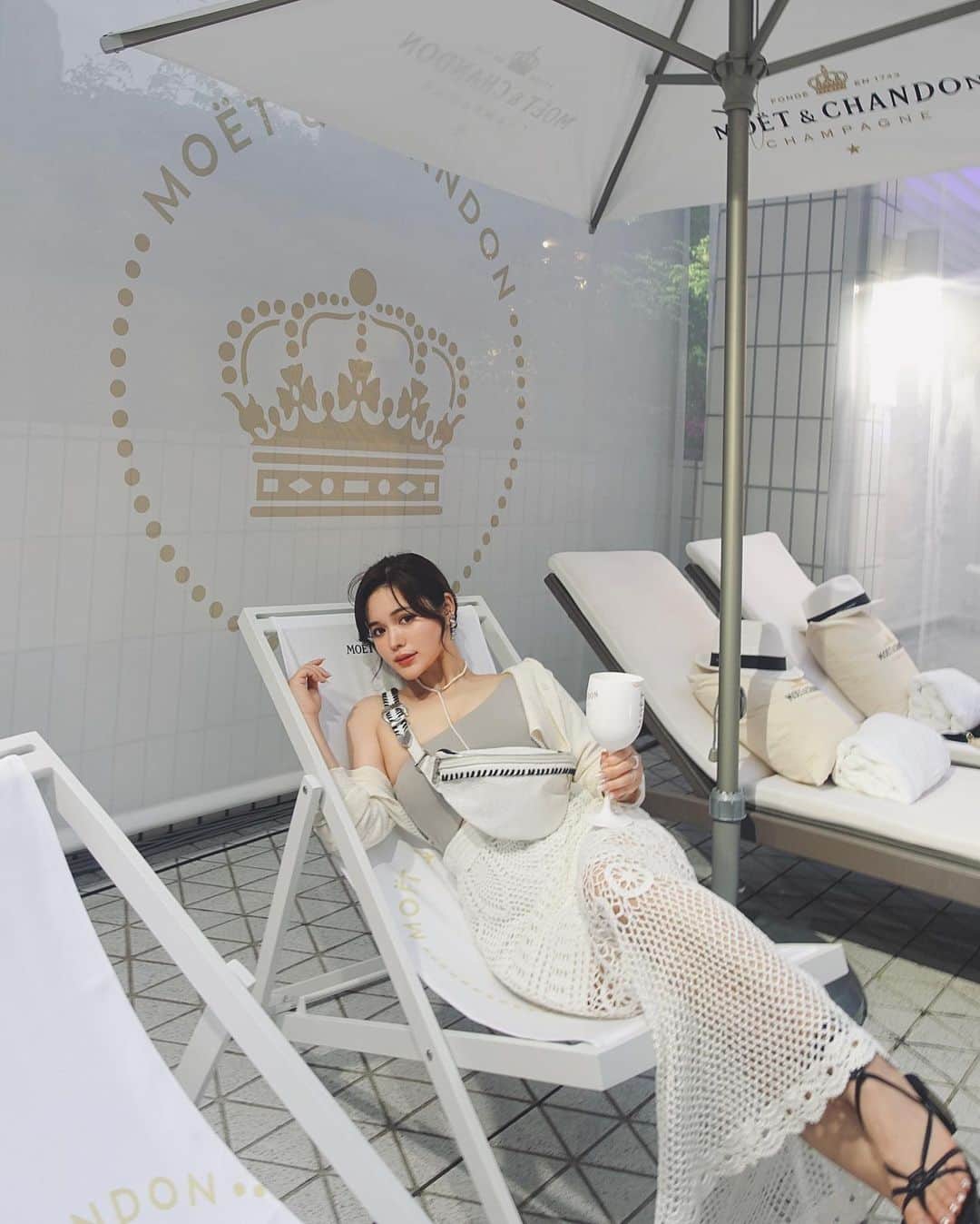 のインスタグラム：「ANA👙🫧 × Moёt 🥂🍾  "Summer Beach Club with Moët & Chandon by the skyline Opning party" にご招待いただきました♡  ANAインターコンチネンタルホテルのプールに 「モエ・エ・シャンドン」のラグジュアリーな世界観をイメージした空間が明日から夏季限定でオープンするそうです🌈   久しぶりなPartyで楽しかったです🥰 🥂✨️   #hostedby @moetchandon   #moetchandonbytheskyline  #anaインターコンチネンタルホテル東京  #moetchandon  #モエシャンドン  #sponsored  #drinkresponsibly」