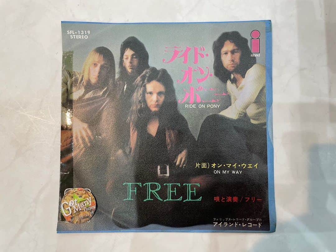 深町健二郎さんのインスタグラム写真 - (深町健二郎Instagram)「Got Many Tunes 24.June 2023🎶  今夜はカンニング竹山君を生ゲストで迎えて、さらに絢香とSUPER BEAVERからコメントもあり、盛りだくさんな展開でした。  Fukamachi Tunesは、父の日に娘からもらったMix CDから、イギリスはバーミンガム出身のReuben Jamesとコロンビア出身のKali Uchisとベネズエラ出身のmayeという3人のS.S.W.を紹介！  Dig Dig Recordsは、松尾ミッドナイトさんが'71箱をオープン！  アレサバージョンもあったんですね！のアシュフォード&シンプソンの"You're All I Need To Get By"からスタート！その後もニール・ヤング〜フラワー・トラベリン・バンドやエリック・バードン&ウォーなど大ネタが続く。  さらにカーペンターズ〜ジェームス・テイラー、そして初耳！デイブ・メイソンとママ・キャスのデュエットまで😳  ホイットニーママのシシィー・ヒューストン〜スティーブン・スティルス〜フリー〜最後はなんとキング・カーティスによる"胸いっぱいの愛を"と洋楽ラッシュでした‼️そんで来週はお休みです💤」6月24日 23時09分 - kenjirofukamachi