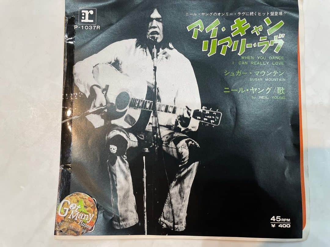 深町健二郎さんのインスタグラム写真 - (深町健二郎Instagram)「Got Many Tunes 24.June 2023🎶  今夜はカンニング竹山君を生ゲストで迎えて、さらに絢香とSUPER BEAVERからコメントもあり、盛りだくさんな展開でした。  Fukamachi Tunesは、父の日に娘からもらったMix CDから、イギリスはバーミンガム出身のReuben Jamesとコロンビア出身のKali Uchisとベネズエラ出身のmayeという3人のS.S.W.を紹介！  Dig Dig Recordsは、松尾ミッドナイトさんが'71箱をオープン！  アレサバージョンもあったんですね！のアシュフォード&シンプソンの"You're All I Need To Get By"からスタート！その後もニール・ヤング〜フラワー・トラベリン・バンドやエリック・バードン&ウォーなど大ネタが続く。  さらにカーペンターズ〜ジェームス・テイラー、そして初耳！デイブ・メイソンとママ・キャスのデュエットまで😳  ホイットニーママのシシィー・ヒューストン〜スティーブン・スティルス〜フリー〜最後はなんとキング・カーティスによる"胸いっぱいの愛を"と洋楽ラッシュでした‼️そんで来週はお休みです💤」6月24日 23時09分 - kenjirofukamachi