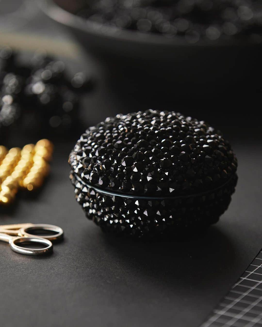 のインスタグラム：「A work of art blending haute couture craftsmanship and Guerlain's peerless skincare expertise. In Kevin Germanier's luxurious upcycled exceptional piece, Orchidée Impériale Black The Cream honours the iconic flower whose performance enriches this remarkable skincare.​  @swarovski @kevingermanier  #Guerlain #OrchidéeImpériale #ExceptionalPiece​」