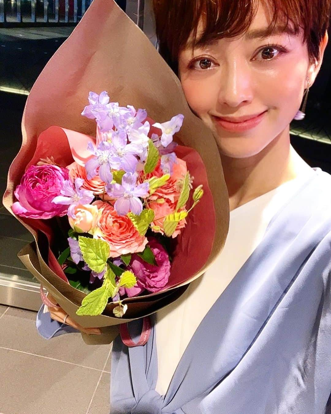 松本莉緒さんのインスタグラム写真 - (松本莉緒Instagram)「FYTTF @fytte_jp イベント終了💓🌙  ご参加頂きました皆々様、 また関係者の皆さん、 AYAちゃん・たくろうさん・MCりかさんお疲れ様でした✨☺️💐✨  私は今回のイベントに参加させてもらった事で、 沢山の健康法が世の中にはいっぱいあって、 そのどれもが自分を外から内からと、 支えてくれるものなんだなぁ..と✨ ヨガの"心と呼吸"にアプローチしていける素晴らしさも改めて良いと感じました✨  他のジャンルの世界を見る事で学びがあった今日✨  皆さんは如何でしたか？？ 今日はマインドフルフルになりましたか？？☺️💓  ヨガ動き足りなかったよ〜という方は、 是非どこかで #ヴィンヤサ レッスンなどする時にいらして下さいね❣️☺️瞑想も引き続き精進して参ります✨🙏✨  皆さんが自分の呼吸を深められ心が楽になりますように.. 新潟から祈っております🫶🥹🚄💓  今回このような経験機会を頂きありがとうございました @fytte_jp 🙏💓✨  #hello 👋❤️ #新しい自分らしさ #ベリーショート　 #松本莉緒 #新潟 ⇔ #東京」6月24日 23時11分 - matsumoto_rio1022