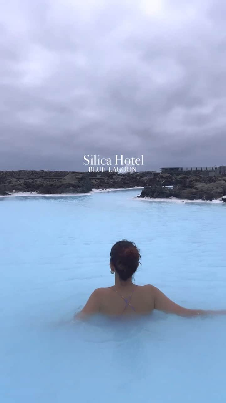 Y U R I Eのインスタグラム：「🇮🇸滞在記も終盤📓  #silicahotel @bluelagoonis  空港から近いので、旅の締めくくりにぴったり☺️ （キャンプ生活を5日間した後のホテル泊、よみがえるわぁ👼）  溶岩と苔の台地に囲まれた水色の湯🩵 イメージしてたTHE .アイスランドな景色。 泥パックもして全身すべすべのハピネス🧖🏻‍♀️✨  #iceland #bluelagoon #bluelagooniceland  #アイスランド #ブルーラグーン #露天風呂 #海外旅行」