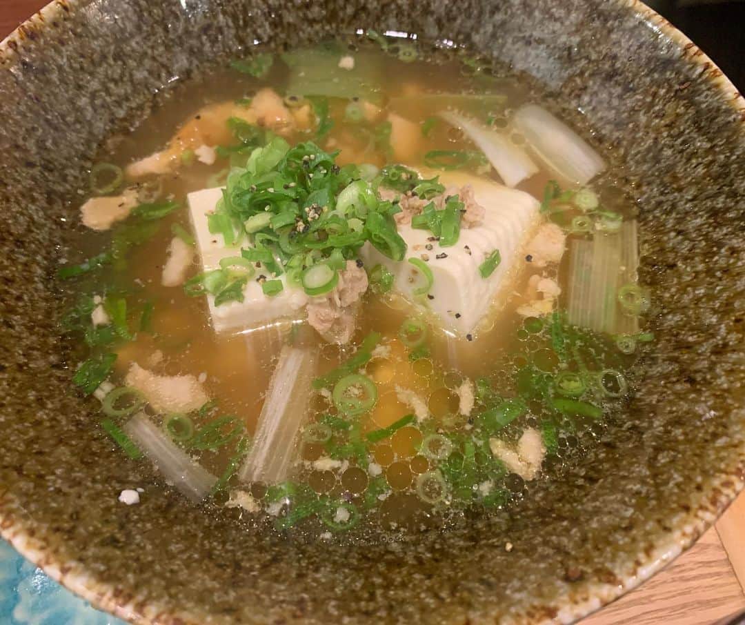 のインスタグラム：「昼飯！！ #今日は #ルミネ出番！ #合間に #一人ランチ！ #焼鳥ハレツバメ さん！ #鳥吸いとだし巻き卵のセット！ #関西で肉吸いは食べ馴染んでるけど #鳥吸いは初めて！ #肉吸いよりだいぶさっぱり！ #うまいー！ #これ永遠に飲める！ #蕎麦に汁をかけて食べる！ #ええやんええやん！ #だし巻き卵もふわふわで #うまいー！ #ドリンクバーも付いてて #なんと1000円！ #東京では破格よ！ #ルミネからも近いしこれはみんなに教えてあげなければ！ #俺がこの店の吉本での第一人者になりたい！ #誰も行かんうちにおれが広めよう！ #これを見た吉本の芸人よ！ #店に行っておれから聞いたと言うて広めてくれ！」