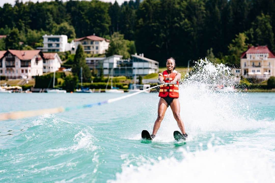 アジャ・ナオミ・キングのインスタグラム：「Just out here trying to conquer these water sports 🤣」