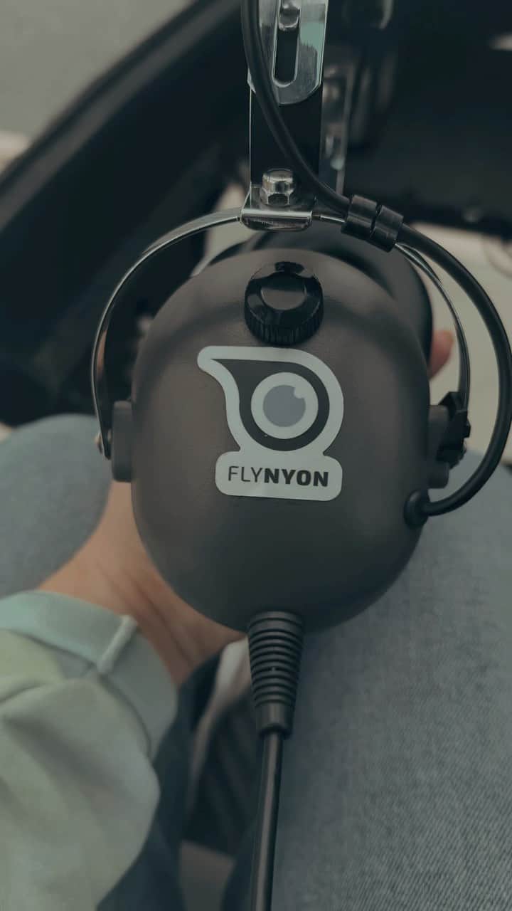 nyonairのインスタグラム：「Take Flight!   #reels #reelsinstagram #nyc #newyorkcity」
