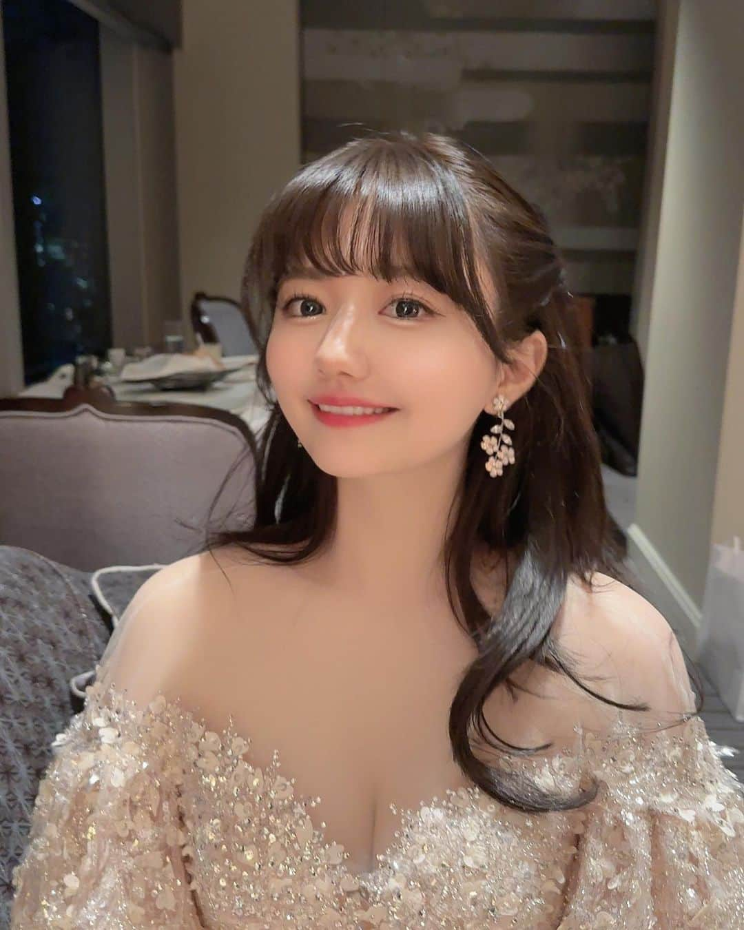 椎木里佳さんのインスタグラム写真 - (椎木里佳Instagram)「【披露宴ヘアメイクについて】 ヘアは式の3ヶ月ほど前から暗いトーンを入れずに透明感が出るように調整！高校生の時からずっとお願いしている佃さん( @tsukuda_kana )に当日もヘアをお願いしました🫶🏻好みを知り尽くしてもらえてると、やっぱり当日の安心感が抜群でした〜〜ウェディングドレスの方は低めのシンプルなシニヨンに、お色直しの方は前回投稿したハーフツインに蝶々のヘアピンで、二次会があったのでハーフツインのままアクセサリーだけベロアのブラックリボンに付け替えました🎀メイクはリッツの方にやっていただきました！ヘアメイクリハの時に韓国っぽいメイクなど細かい好みをお伝えして、当日も使ってほしいコスメも色々と持ち込みました🥹デンキバリブラシとボディメイクなどオプションもフルで付けてもらったのですが、かなり変化があったのでおすすめです🪄 . . . .  #ウェディングドレス #エスエリドレス #花嫁ヘアスタイル #結婚式ヘア #結婚式 #リッツ花嫁 #ブーケ #プレ花嫁 #花嫁レポ #卒花嫁レポ #ウェディング小物 #小物合わせ #花嫁ヘア #ハーフツイン #花嫁ヘアメイク #yijuドレス #韓国ドレス #jenniferbehr #シニヨン #挙式ヘア」6月24日 23時22分 - rikashiiki