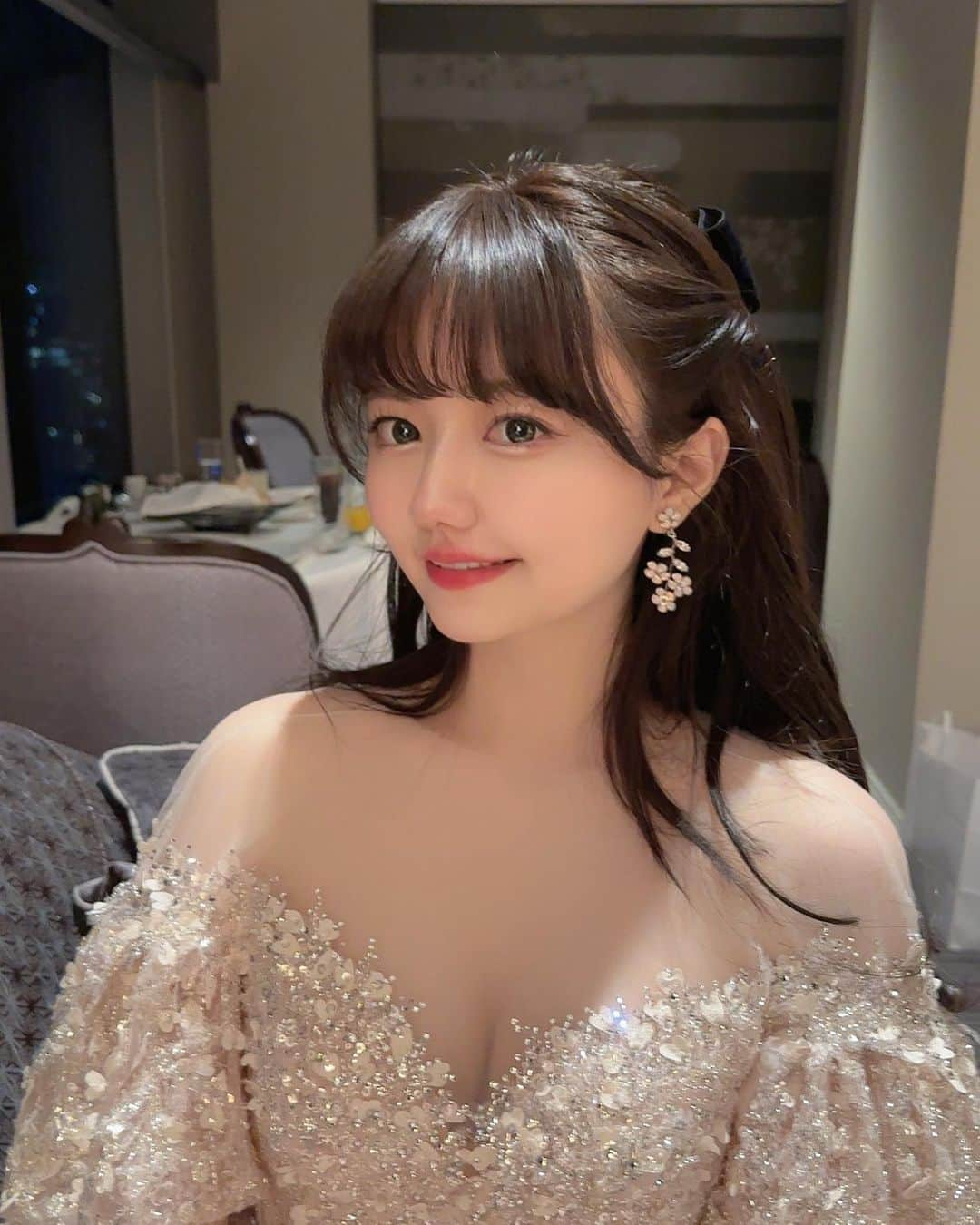 椎木里佳さんのインスタグラム写真 - (椎木里佳Instagram)「【披露宴ヘアメイクについて】 ヘアは式の3ヶ月ほど前から暗いトーンを入れずに透明感が出るように調整！高校生の時からずっとお願いしている佃さん( @tsukuda_kana )に当日もヘアをお願いしました🫶🏻好みを知り尽くしてもらえてると、やっぱり当日の安心感が抜群でした〜〜ウェディングドレスの方は低めのシンプルなシニヨンに、お色直しの方は前回投稿したハーフツインに蝶々のヘアピンで、二次会があったのでハーフツインのままアクセサリーだけベロアのブラックリボンに付け替えました🎀メイクはリッツの方にやっていただきました！ヘアメイクリハの時に韓国っぽいメイクなど細かい好みをお伝えして、当日も使ってほしいコスメも色々と持ち込みました🥹デンキバリブラシとボディメイクなどオプションもフルで付けてもらったのですが、かなり変化があったのでおすすめです🪄 . . . .  #ウェディングドレス #エスエリドレス #花嫁ヘアスタイル #結婚式ヘア #結婚式 #リッツ花嫁 #ブーケ #プレ花嫁 #花嫁レポ #卒花嫁レポ #ウェディング小物 #小物合わせ #花嫁ヘア #ハーフツイン #花嫁ヘアメイク #yijuドレス #韓国ドレス #jenniferbehr #シニヨン #挙式ヘア」6月24日 23時22分 - rikashiiki