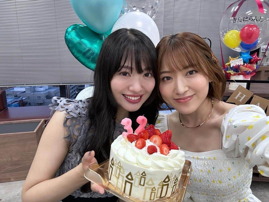 北原里英さんのインスタグラム写真 - (北原里英Instagram)「32歳になりました！🎂💞 誕生日当日にバースデーイベントで 直接ファンの皆様にお祝いしてもらえて とっても幸せな誕生日でした🪄 MCうっちーも本当にありがとう~🫶🏻  32歳は！！！ 新しい挑戦のたくさんできる年になりますように☺︎ あとYouTubeめざせ銀の盾！！！❕ そして周りを大切に、誠実に生きていきます🌱」6月24日 23時23分 - rie_kitahara_3