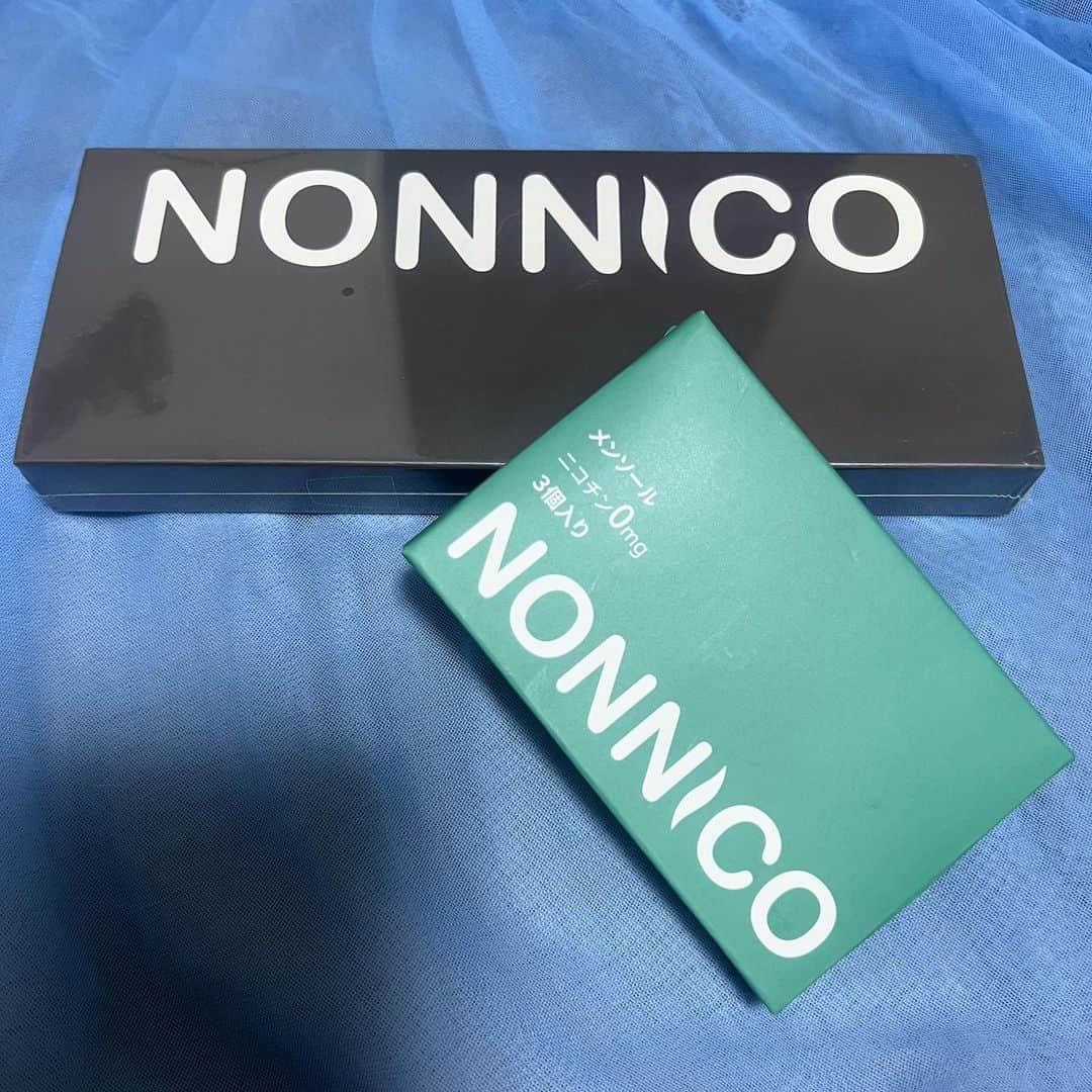 服部彩香のインスタグラム：「@nonnico_official さんの POD型電子シーシャ⭐️ メンソールのフレーバーをセレクトしてみました🌿 充電式でフレーバーカードリッチを入れ替えれば 別のフレーバーも使える😌 メンソール感もとても強く感じたので メンソール好きさんにはnonnicoさんのメンソールピッタリかも🥰 . #シーシャ #電子シーシャ #持ち運びシーシャ #シーシャ好きと繋がりたい  #シーシャ女子」