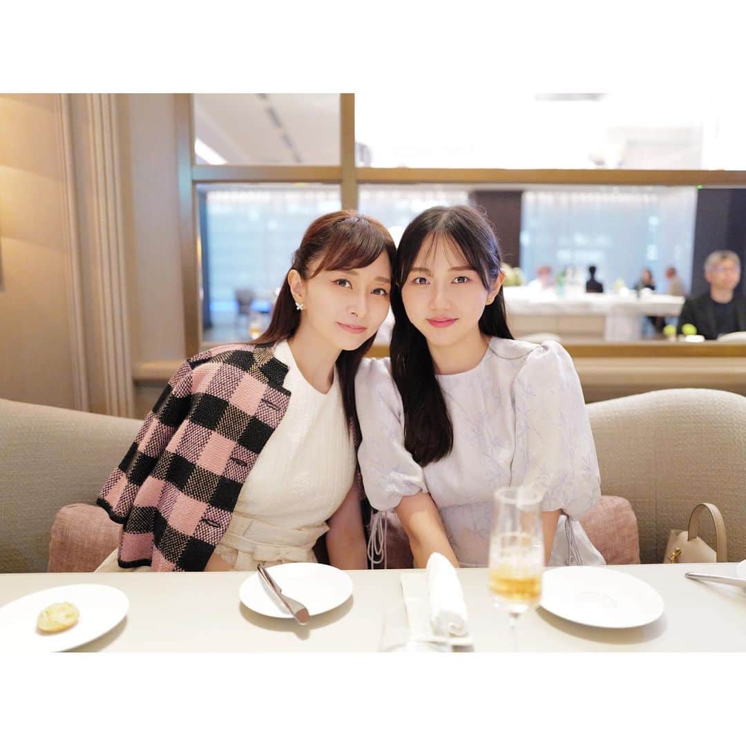 石井美保のインスタグラム：「with my lovely daughter  誕生日当日は何がしたいかな…と考えて、娘の買い物に一緒に行く事にしました。就活も無事終わり(私とは全く違う業種です、母もびっくり)社会人にもうすぐなる娘とこうして買い物に一緒にいったりなかなかしなくなるんだろうなと思ったら、大人な娘への安堵と寂しい気持ちとで複雑な気持ちです。 でも自分の力でしっかり生きていける強い娘が誇らしくもあり、また私を1番理解してくれていていつもそばにいてくれる安心もあり、本当に生まれて来てくれてありがとうな気持ちです。ニコライのお花と一緒にもらったお手紙に、何かあったらいつでも話聞くからね、と書いてあり、涙🥹 誕生日と内定祝いの嬉しいDinnerでした。」