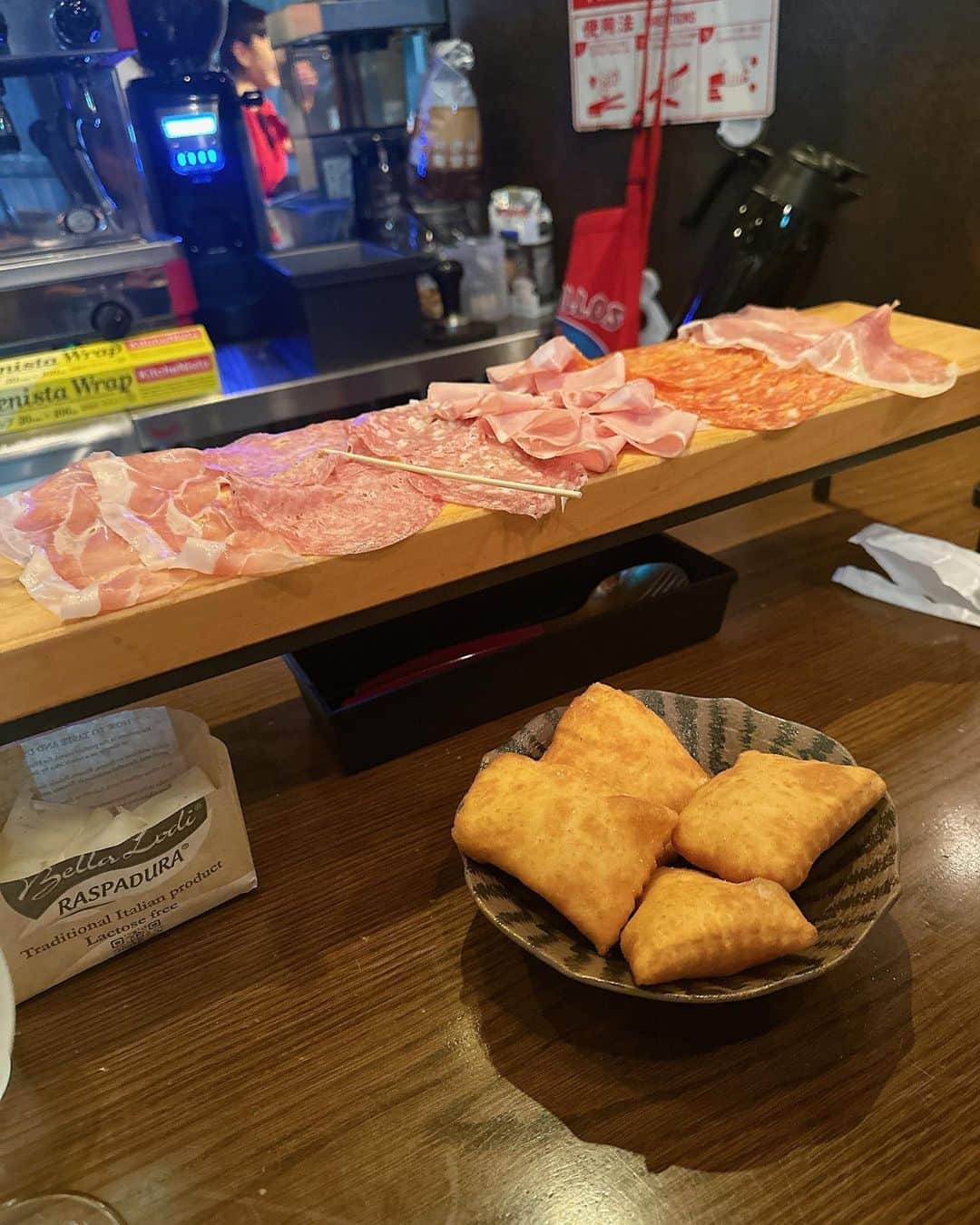 岩瀬玲さんのインスタグラム写真 - (岩瀬玲Instagram)「久々に裕美ちゃん @poohkero と会えたー  裕美ちゃんがこの前お誕生日だったから ペタロ @petalo20180913 でお祝い🥂  と思ったら逆に早めのお誕生日プレゼント🎁もらっちゃった🥰  あー楽しかった おいしかった  #渋谷 #美女友達 #お誕生日」6月24日 23時28分 - akirakkuma