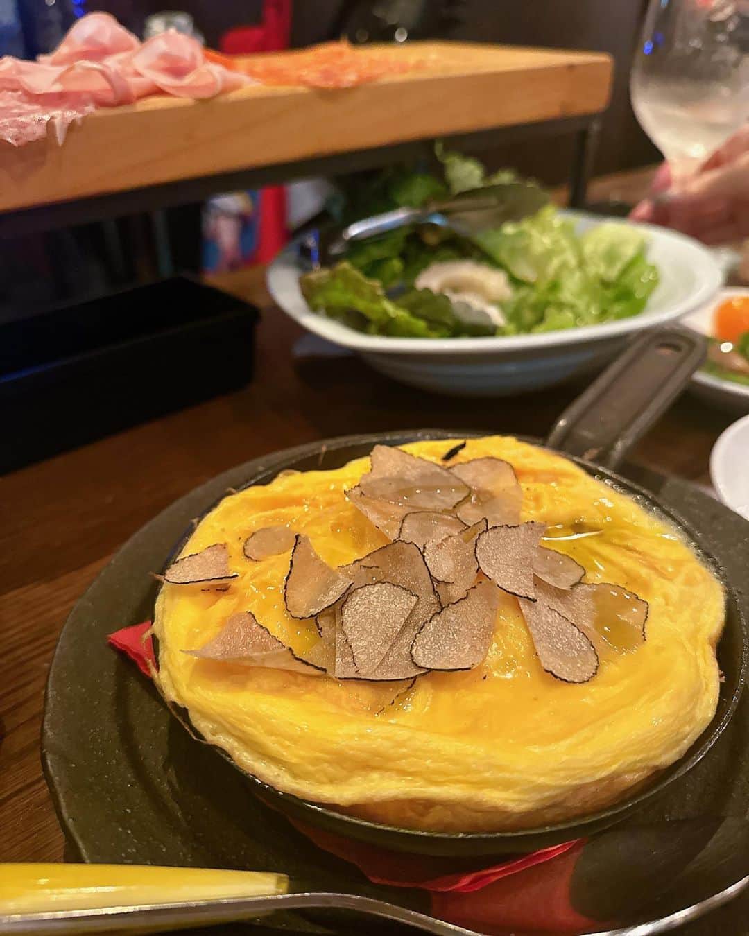 岩瀬玲さんのインスタグラム写真 - (岩瀬玲Instagram)「久々に裕美ちゃん @poohkero と会えたー  裕美ちゃんがこの前お誕生日だったから ペタロ @petalo20180913 でお祝い🥂  と思ったら逆に早めのお誕生日プレゼント🎁もらっちゃった🥰  あー楽しかった おいしかった  #渋谷 #美女友達 #お誕生日」6月24日 23時28分 - akirakkuma