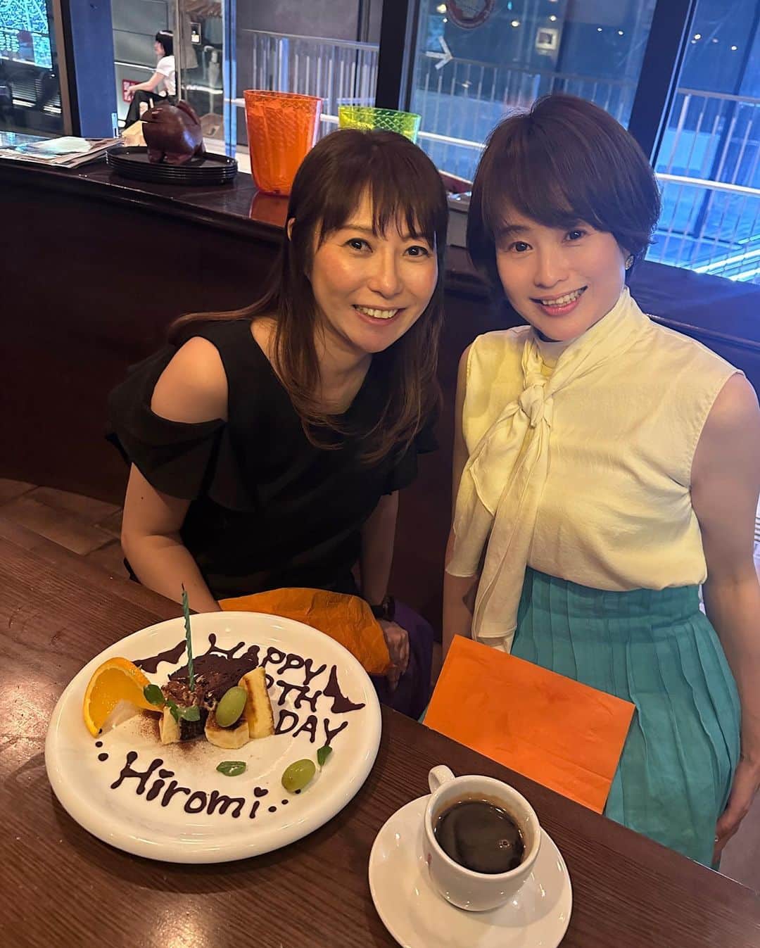 岩瀬玲さんのインスタグラム写真 - (岩瀬玲Instagram)「久々に裕美ちゃん @poohkero と会えたー  裕美ちゃんがこの前お誕生日だったから ペタロ @petalo20180913 でお祝い🥂  と思ったら逆に早めのお誕生日プレゼント🎁もらっちゃった🥰  あー楽しかった おいしかった  #渋谷 #美女友達 #お誕生日」6月24日 23時28分 - akirakkuma