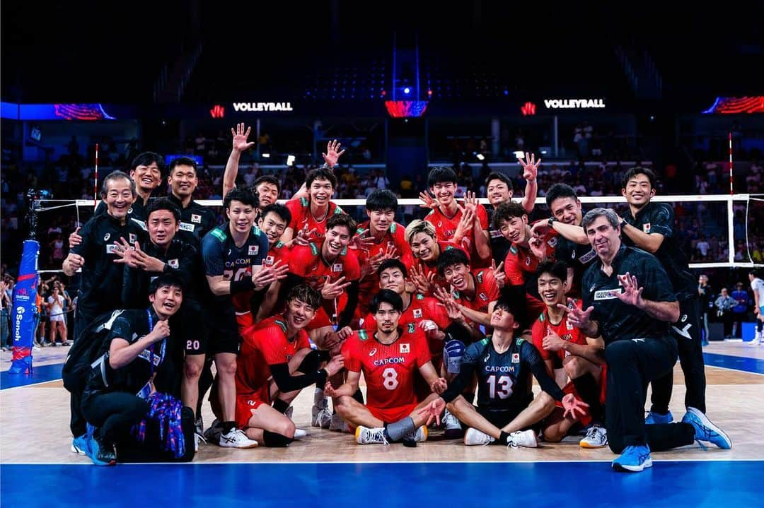 小野寺太志のインスタグラム：「… vs 🇦🇷 3-2 WIN !!! 関さんネットで倒してごめんね🥲  📸 by FIVB.  #0624 #8勝目 #VNL2023 #龍神NIPPON」