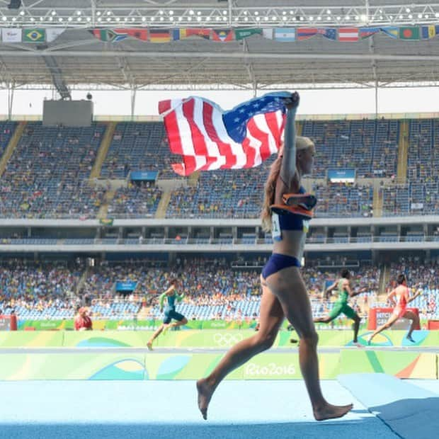 エマ・コバーンさんのインスタグラム写真 - (エマ・コバーンInstagram)「Happy ((belated)) Olympic Day! Standing on the starting line at my first Olympics when I was 21 years old, I remember being so proud to represent my country and remember being incredibly calm and grounded. It was like my body and mind knew I was meant to be there, and meant to do it again and again. Competing in London, Rio, Tokyo…3 Olympics later and I’m still training towards getting that feeling a 4th time. I’m always grateful for everyone who helps me get to that line 😊 #olympics #olympicday #teamusa #usa」6月24日 23時33分 - emmacoburn