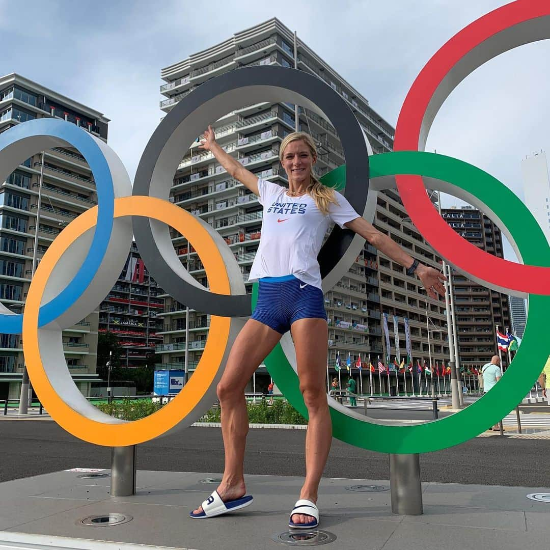 エマ・コバーンさんのインスタグラム写真 - (エマ・コバーンInstagram)「Happy ((belated)) Olympic Day! Standing on the starting line at my first Olympics when I was 21 years old, I remember being so proud to represent my country and remember being incredibly calm and grounded. It was like my body and mind knew I was meant to be there, and meant to do it again and again. Competing in London, Rio, Tokyo…3 Olympics later and I’m still training towards getting that feeling a 4th time. I’m always grateful for everyone who helps me get to that line 😊 #olympics #olympicday #teamusa #usa」6月24日 23時33分 - emmacoburn