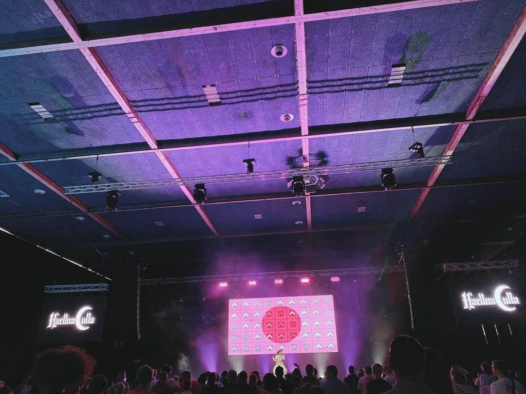春奈るなのインスタグラム：「はじめてのスイスでのライブ！ 最高に楽しかった🥳🇨🇭  カルチャー、音楽、ファッション、そして好きな事や好きなものを思う気持ちや情熱に国境はないと改めて強く感じました☺️✨ みんなと心を一つにすることができて、最高に幸せなひとときでした✨ 本当にありがとう！！！！！  #japaneuch  #neuchatel  #switzerland」