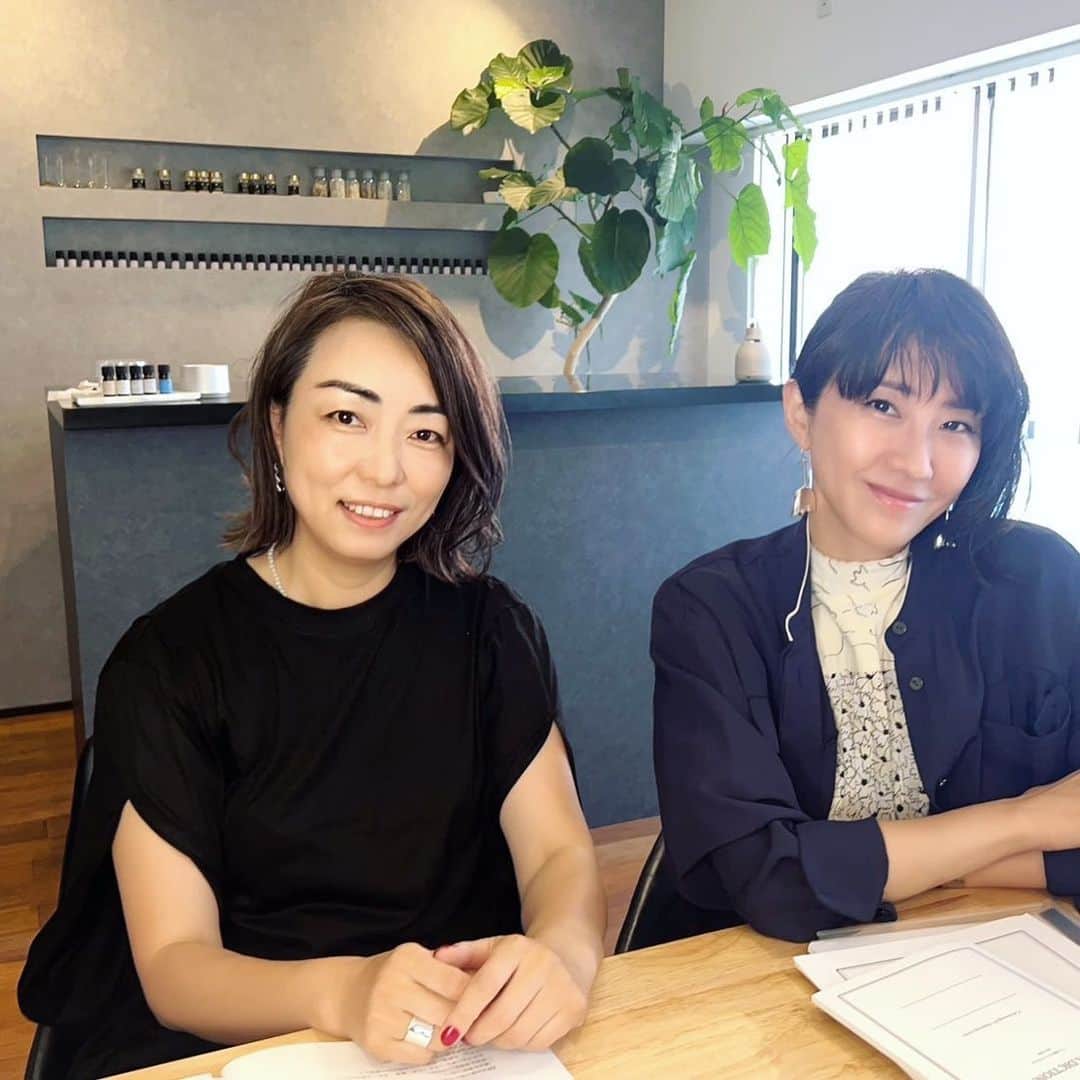 風間ゆみえのインスタグラム：「アロマ調香スタイリスト講座 Vol.2  6月17日土曜日  今回もまたいくつもの香りが、記憶に残りましたね。  香りは面白い。  生活まで変えてしまうから、変わりたいと望めば自分をアップデートすることもできる。モチベーションを作る、保つのも香りは得意よ。  9月にはなりたい自分の香りを完成させましょうね😉✨  @tomokosaito_aromatique_studio  @roomys.official」